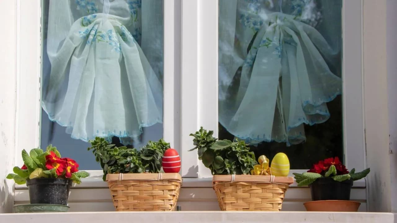 Kiedy myć okna przed świętami, aby uniknąć brudu i stresu?