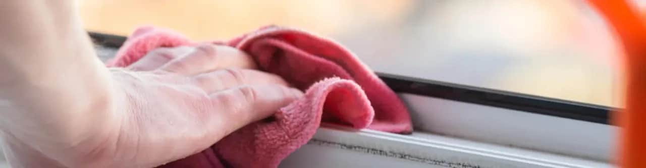 Jak skutecznie myć ramy okien plastikowych po muchach bez wysiłku