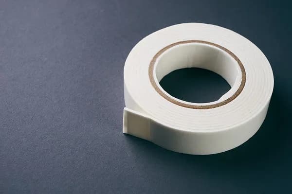 Skuteczne sposoby na to, czym zmyć taśmę z okien bez uszkodzeń