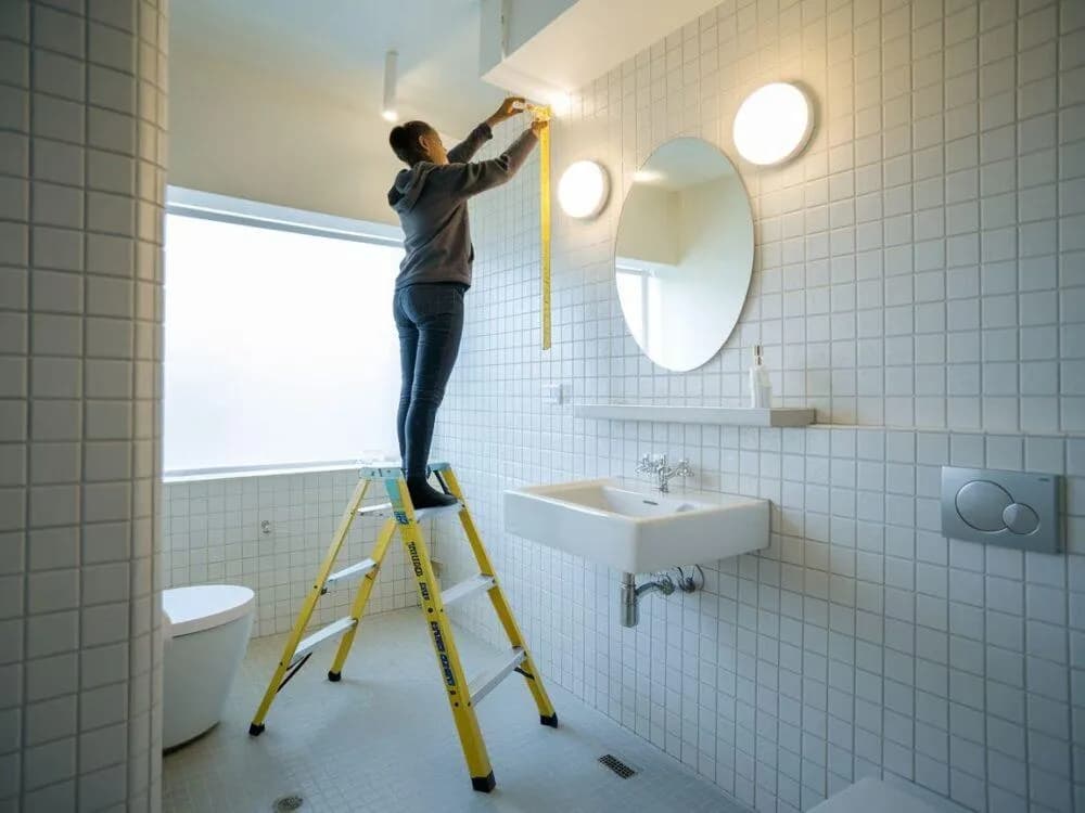 Na jakiej wysokości lustro w łazience, aby uniknąć niewygody?