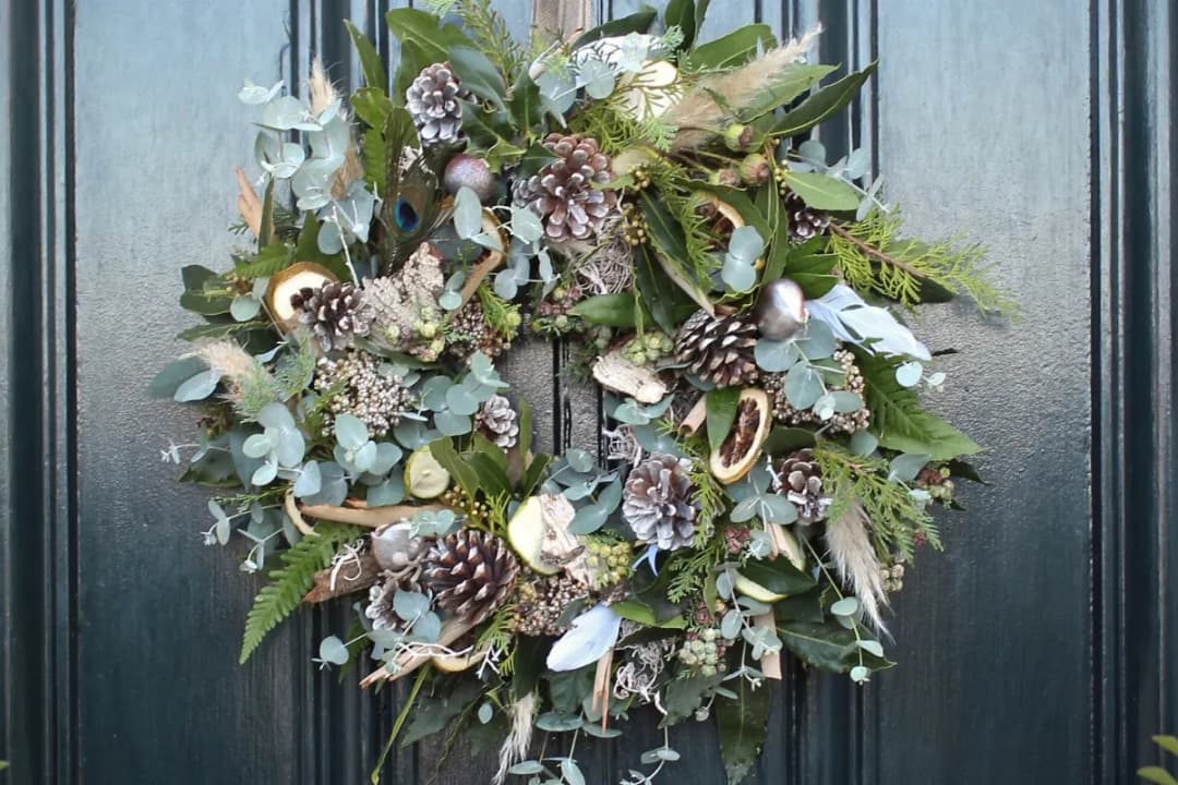 Co oznacza wianek na drzwiach? Odkryj jego głębokie znaczenie