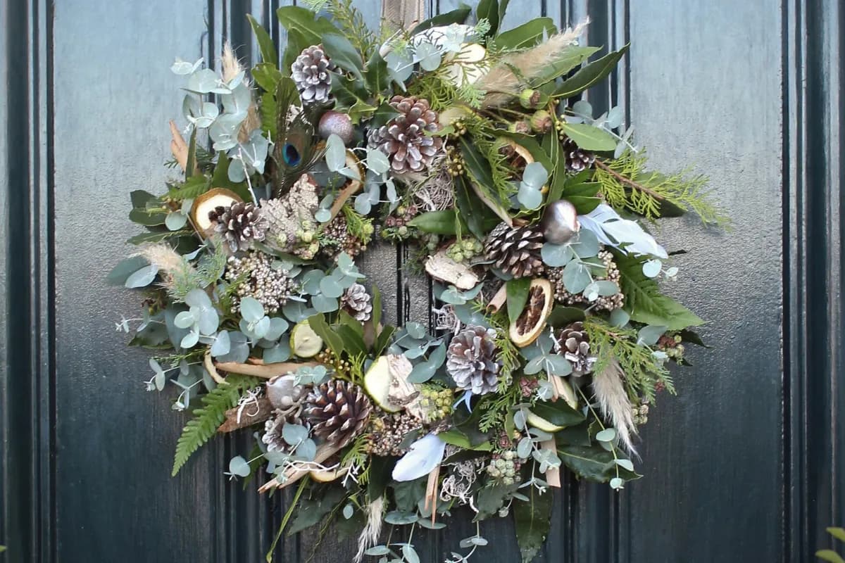 Co oznacza wianek na drzwiach? Odkryj jego głębokie znaczenie