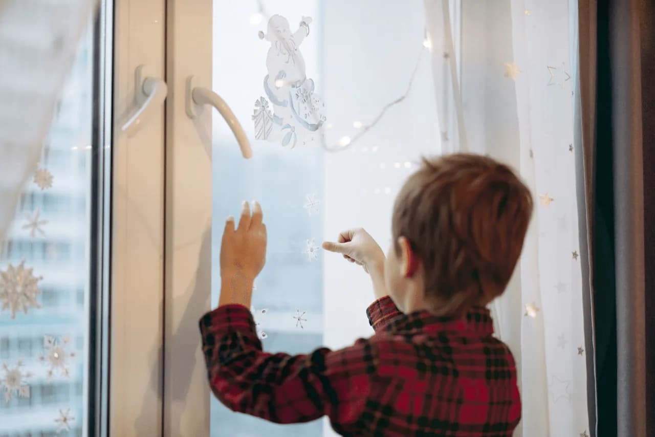 Jak odkleić naklejkę z szyby okna bez uszkodzeń - skuteczne metody