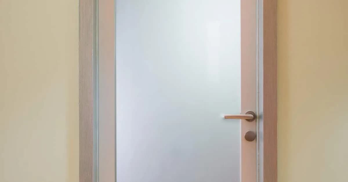 Alternatywy dla szyby w drzwiach - co wybrać, aby zaoszczędzić?